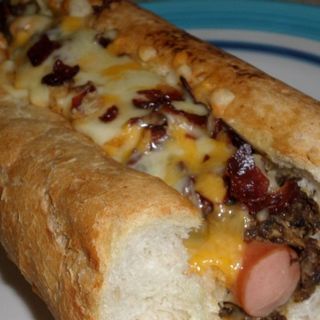 Hot-dog mega z bekonem ,bułka 40 cm,2 parówki ,bekon,pomidor ogóre,cebulka 