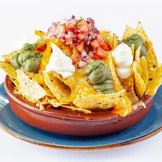 Nachos con queso, pico de gallo, guacamole y crema agria