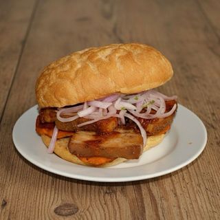 Plato de pan con chicharrón