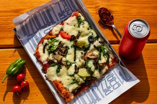 Pizza Végétarienne - 1/4 Plateau (2 Personnes) + Boisson