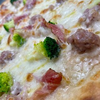 Pizza al pezzo bianca - Broccoli, salsiccia, pancetta 