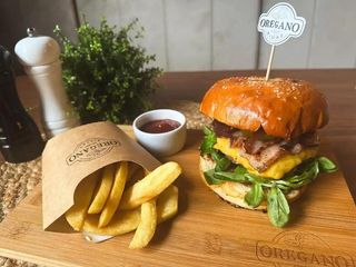 Burger z frytkami z batatów