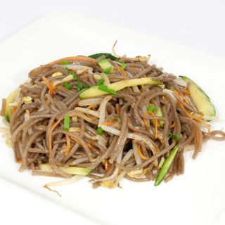 103. Yaki soba con verdure
