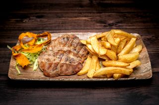 Pastrama de oaie cu cartofi proaspeti prajiti