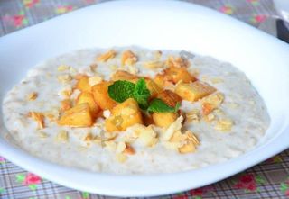 Oatmeal with caramelized apple and cinnamon