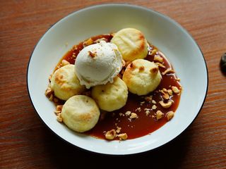 Міні сирники з карамелллю та морозивом (265г)