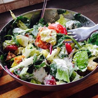 Salată cu piept de pui și dressing de iaurt - 350 gr