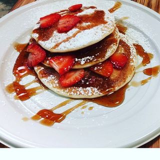 Pancake con fragole fresche, cocco e sciroppo d'acero