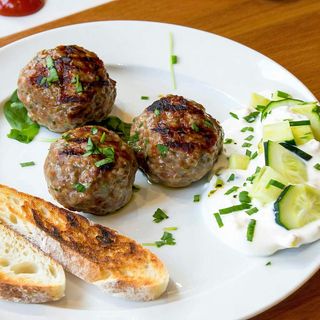 Тройка кюфтета и сос + салата Снежанка