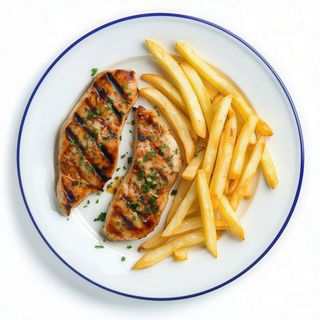 Filetes De Pollo Con Patatas Y Ensalada