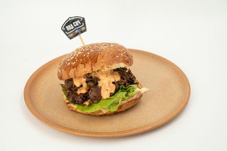Burger sa cepkanom junetinom iz sača