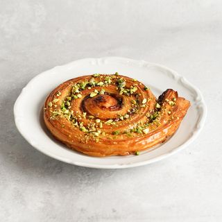 Улитка с ванильным кремом и изюмом