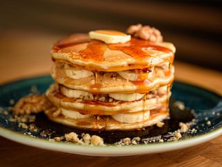 Американска палачинка Кленов сироп, банан и орехи (240г)