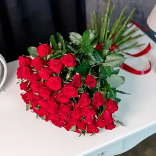 17 trandafiri roșii