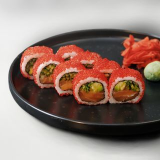 Каліфорнія з копченим лососем та ікрою тобіко (220г)