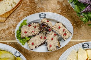 ბადრიჯანი ნიგვზით ან ნივრით