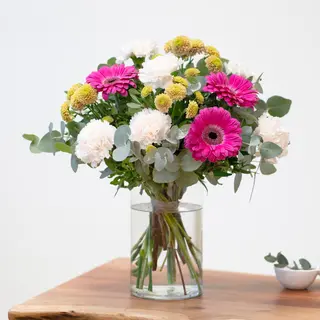 Artemisa - flores mixtas y claveles crema