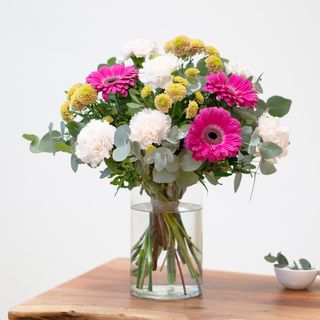 Artemisa - flores mixtas y claveles crema