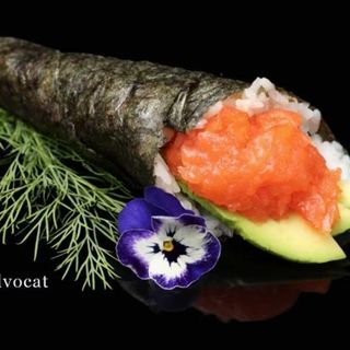 127-Temaki De Salmón, Y Aguacate (1 Ud.)