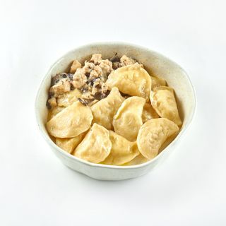 Вареники з картоплею під смаженою курочкою та печерицями (300г)