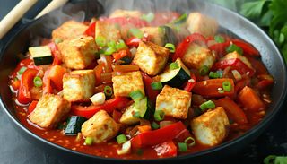 Tofu z warzywami w sosie pomidorowym