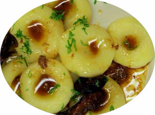 Kluski śląskie z cebulką