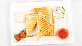 Tost sendvič sa šunkom