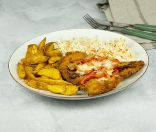 Kotlet schabowy z boczkiem i papryką zapieczony mozzarellą