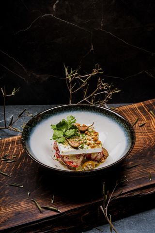 Salată de legume cu brânză feta și capere