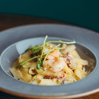 Паста у вершковому соусі з креветками