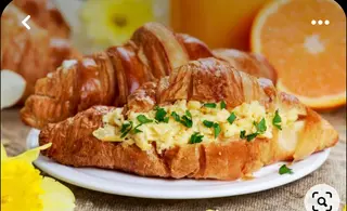 Croissants aguacate + huevo revuelto 