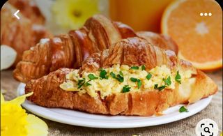 Croissants aguacate + huevo revuelto 