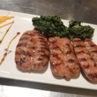 Salsicce alla griglia con patate alla ghiotta