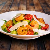 Salata cu creveti grill si avocado