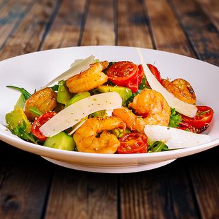 Salata cu creveti grill si avocado