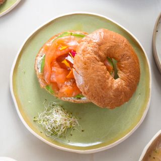 Bagel Salmón Y Aguacate 