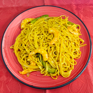 Tallarines Estilo Singapur Con Gambas