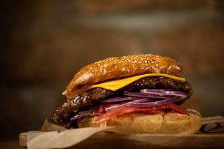 Cheddar sir cheeseburger sa pomfritom