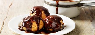 Profiteroles de chocolate