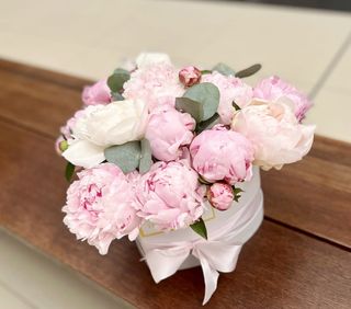 Aranjament floral in cutie cu bujori b6850