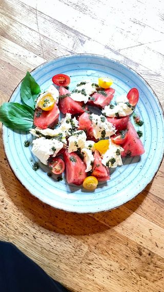 Салата Капрезе  с авокадо (350г)