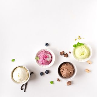 Coppetta vuota con cucchiaino