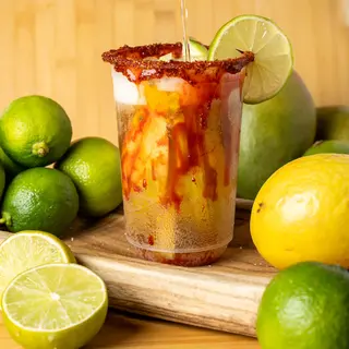 Michelada aliñada con tajín y chamoy