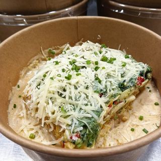 Lasagna casera de Angus con piquillos y espinaca baby