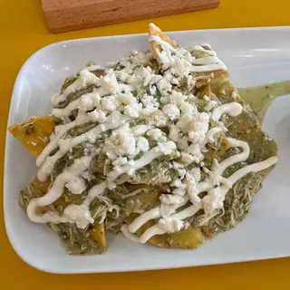 CHILAQUILES DE POLLO O CARNE