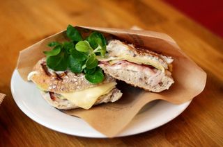 Kawa flat white średnia 250ml + panini z prosciutto