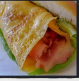 Omlet sa suvim vratom i kačkavaljem u kifli 