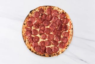 Салями с моцареллой и томатным соусом