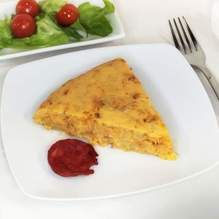 Porción de Tortilla de Patata con Chorizo