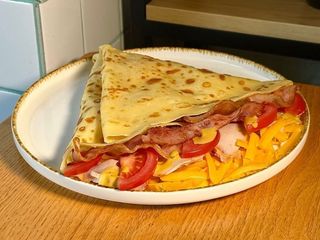 Млинець з куркою та беконом доставка (300g)